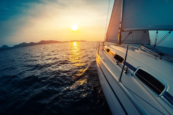 Yacht sailing in the tropical sea — Stock Photo, Image