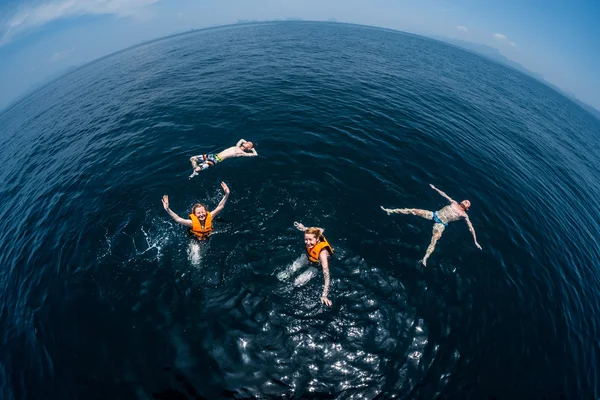 Gruppo di amici nuoto — Foto Stock