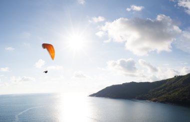 Su üzerinde uçan Yamaçparaşütü