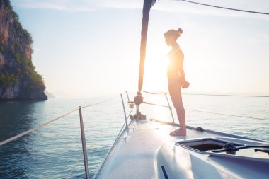 Genç Bayan yat pruvada ayakta