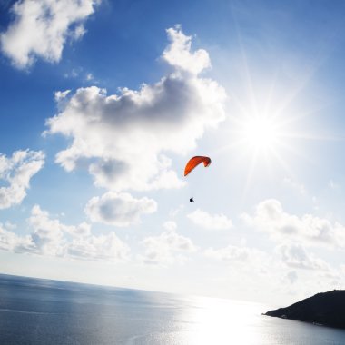 Su üzerinde uçan Yamaçparaşütü