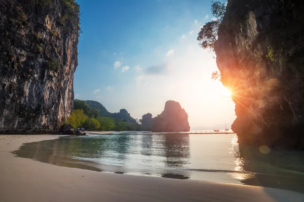 Huge mountains on island of Koh hong — Stock Photo, Image