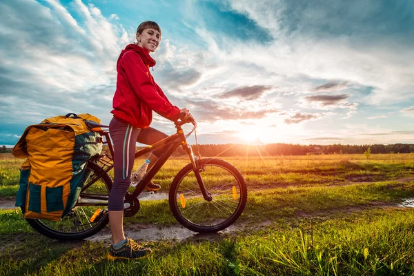 Турист с загруженным велосипедом — стоковое фото