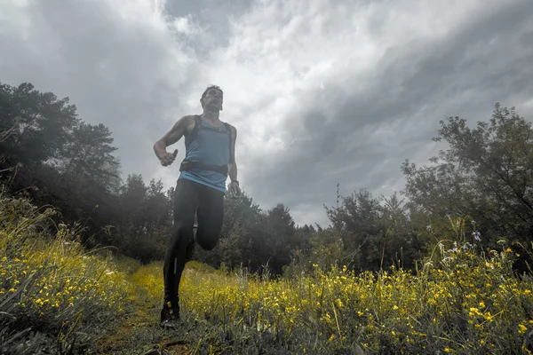 Trail running atleet — Stockfoto