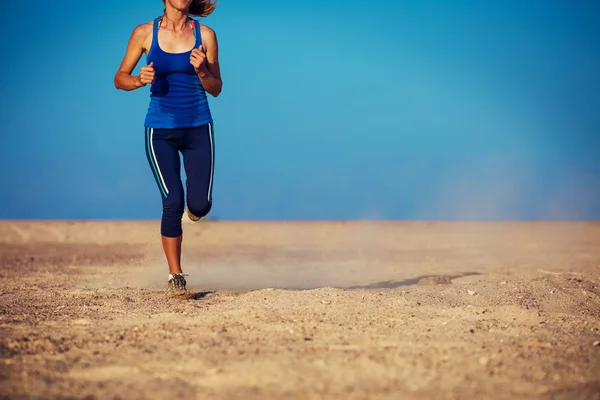 사막에서 뛰고 있는 젊은 여자 — 스톡 사진