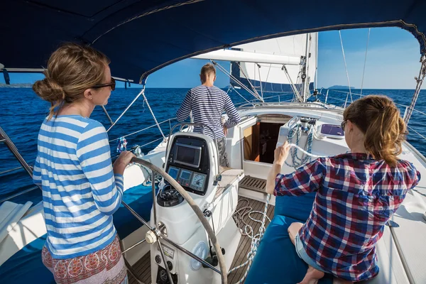 Young friends sailing in the sea — Stock Photo, Image