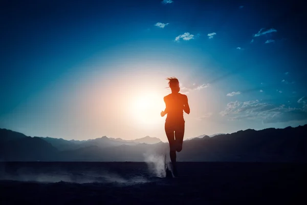 Girl running in the desert — Stock Photo, Image