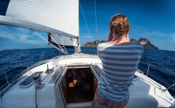 Girl standing on the yacht — Stock Photo, Image