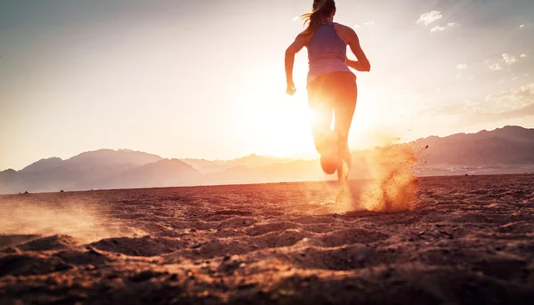 Ragazza che corre nel deserto — Foto Stock