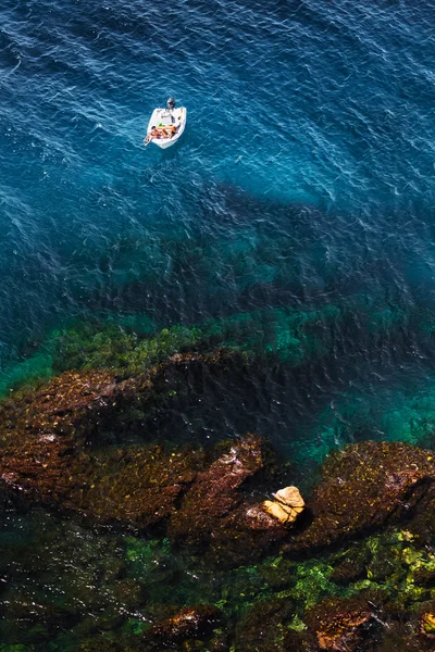 물에 떠 있는 작은 배 — 스톡 사진