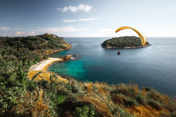 Paraglider vliegen over het water — Stockfoto