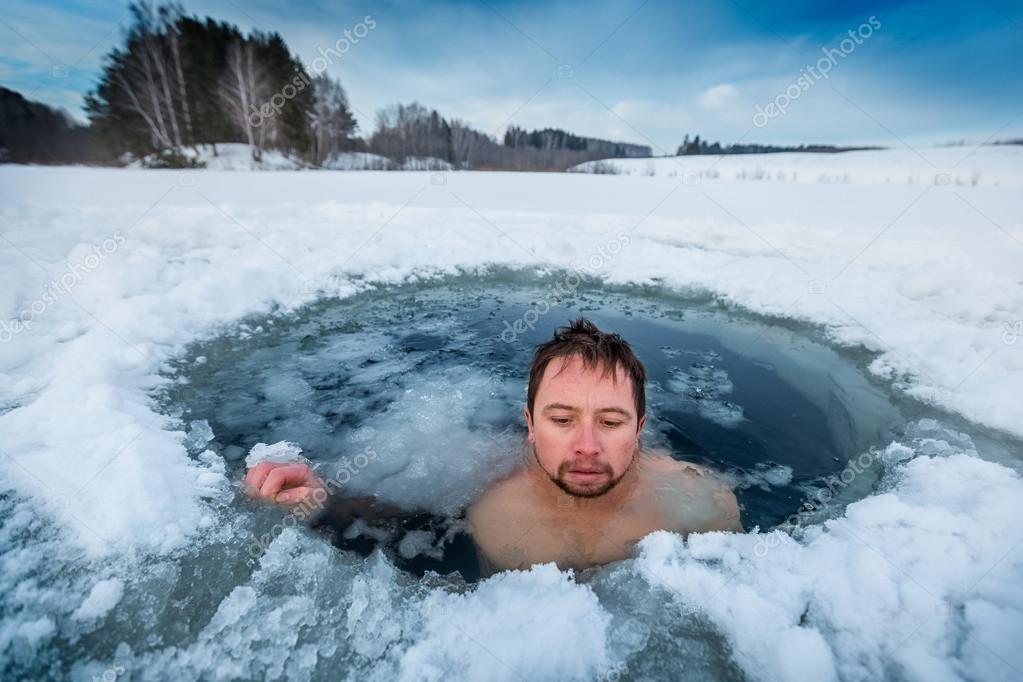 закаливание водой. тонкий лёд на реке. мужик провалился под лед. тонкий лед. человек провалился под лед.