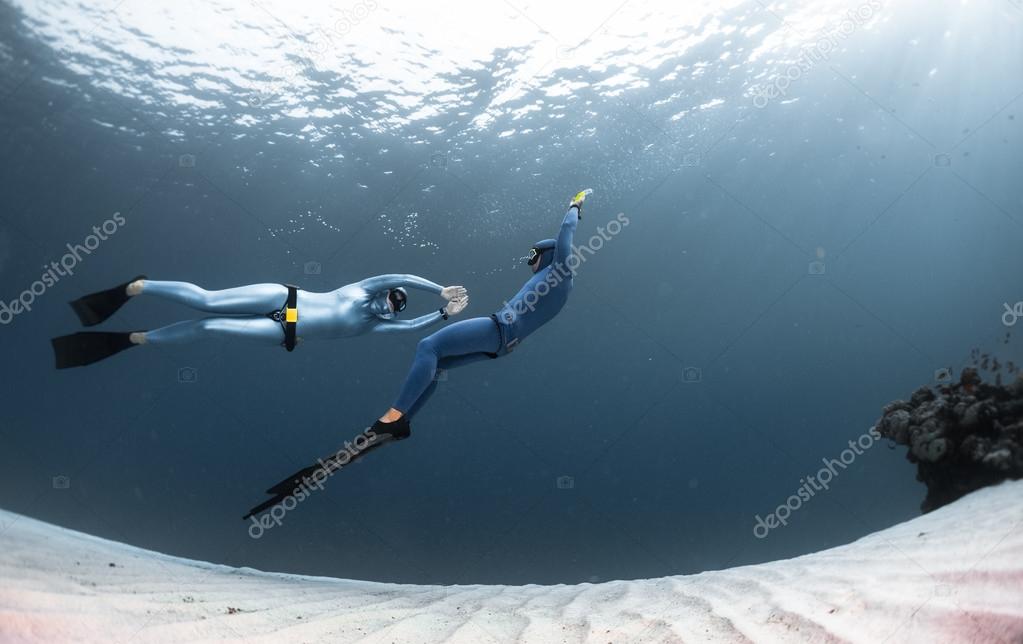 Two freedivers finning