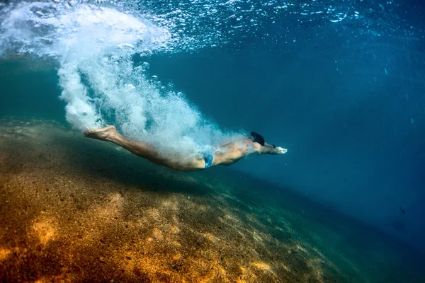 Homme dans l'eau — Photo