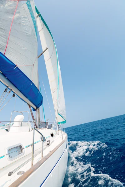 Yacht in the sea — Stock Photo, Image