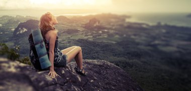 Uzun yürüyüşe çıkan kimse Bayan