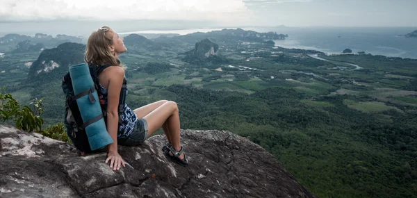 Wanderer auf dem Felsen — Stockfoto