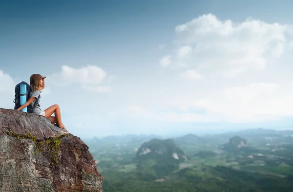 Wanderer auf dem Felsen — Stockfoto