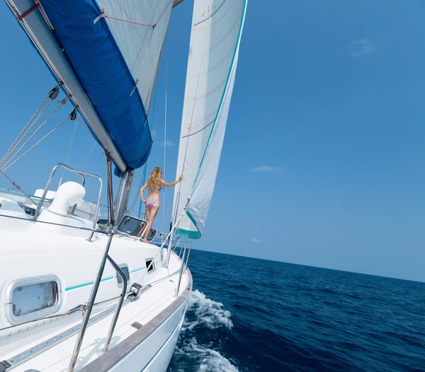 Yacht in the sea — Stock Photo, Image