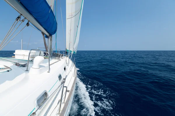 Yacht in the sea — Stock Photo, Image