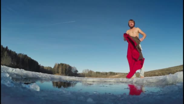 Hombre en el agujero de hielo — Vídeo de stock