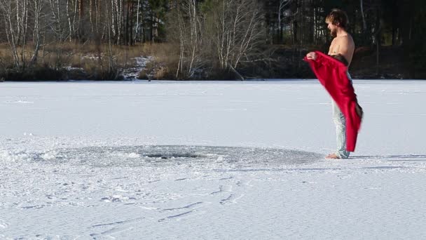 L'homme dans le trou de glace — Video