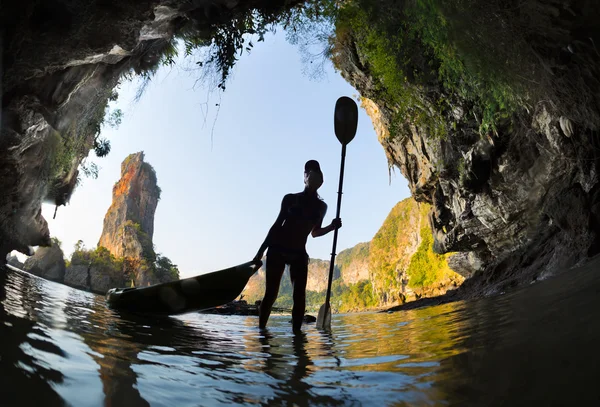 Donna con il kayak — Foto Stock