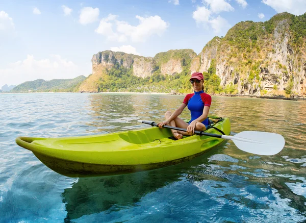 Woman with the kayak — Stock Photo, Image