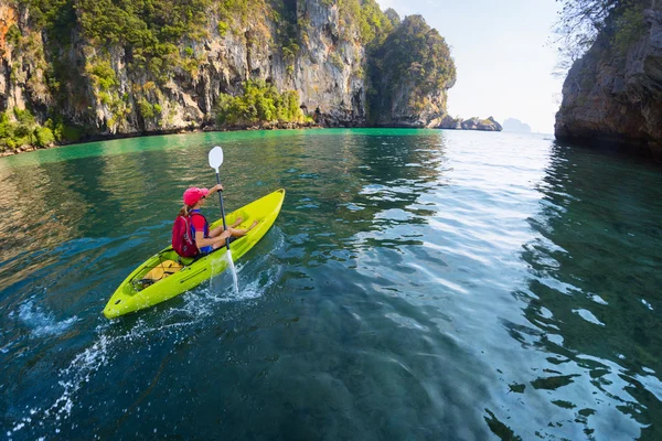 Mujer con el kayak — Foto de Stock