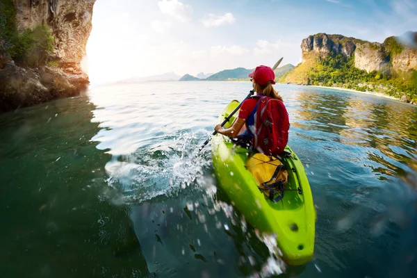 Donna con il kayak — Foto Stock