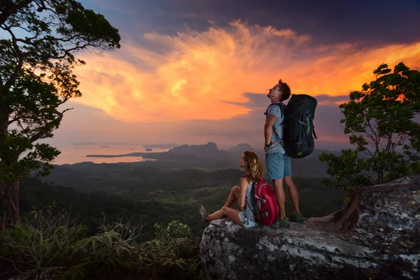 Turisté na skále — Stock fotografie