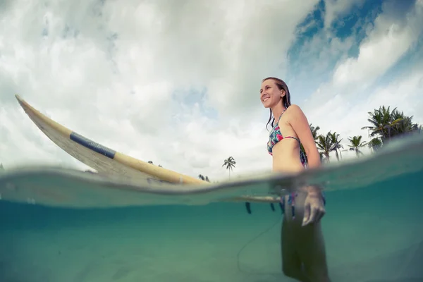 Senhora surfista na praia — Fotografia de Stock