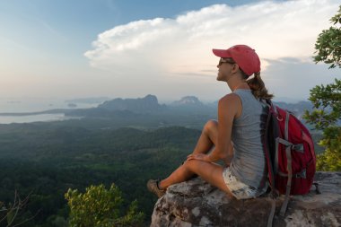 Sırt çantası ile genç bayan