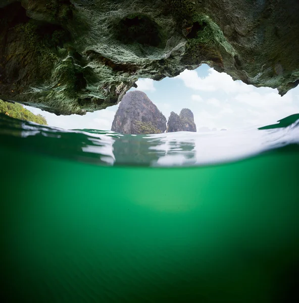 Підводний вигляд печери — стокове фото