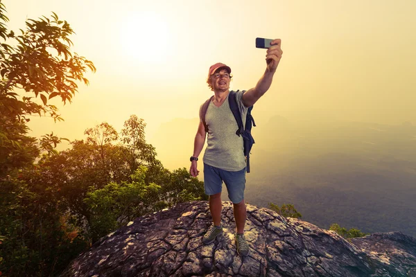 Hiker on the cliff — Stock Photo, Image