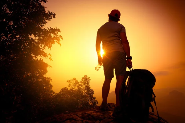 Hiker on the cliff — Stock Photo, Image