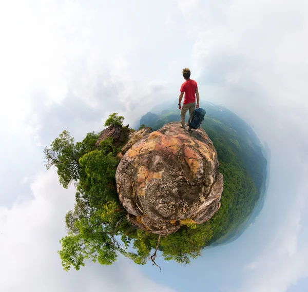 Wanderer auf der Klippe — Stockfoto