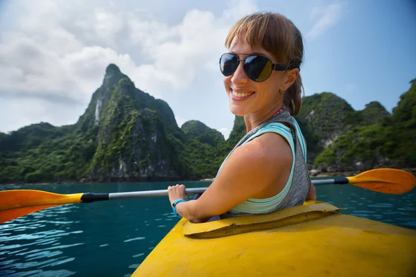 Donna con il kayak — Foto Stock