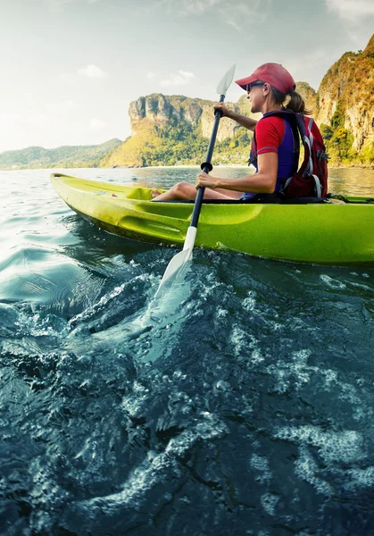 Femme avec le kayak — Photo