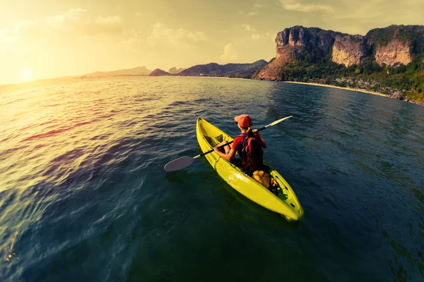 Donna con il kayak — Foto Stock