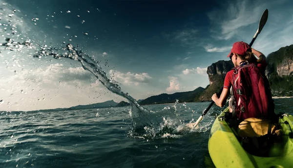 Mujer con el kayak — Foto de Stock