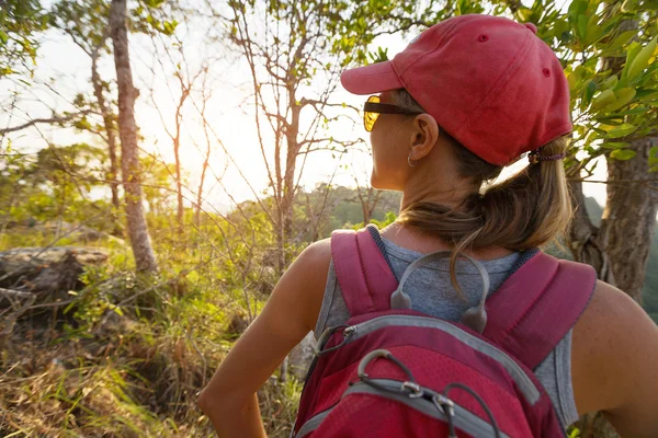 Jovencita con mochila — Foto de Stock