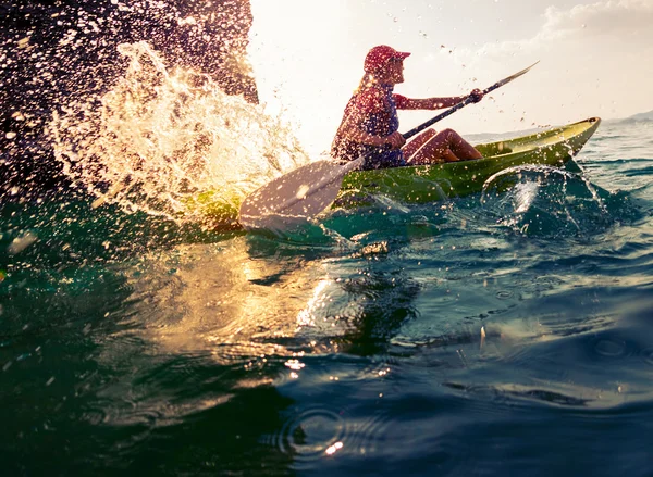 Donna con il kayak — Foto Stock