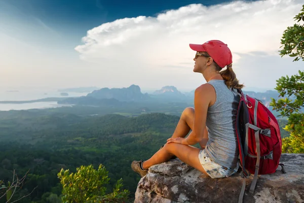 Junge Dame mit Rucksack — Stockfoto