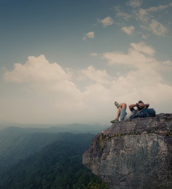 Uzun yürüyüşe çıkan kimse kaya