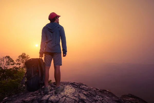 Wanderer mit Rucksack — Stockfoto