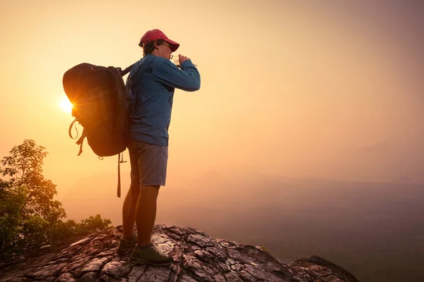 Escursionista con zaino — Foto Stock