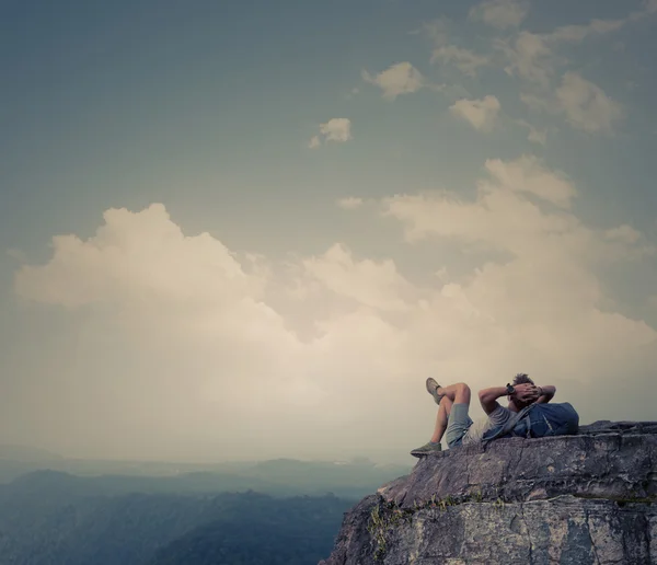 Wanderer auf dem Felsen — Stockfoto