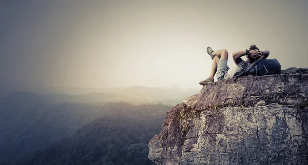 Senderista relajándose en la roca — Foto de Stock