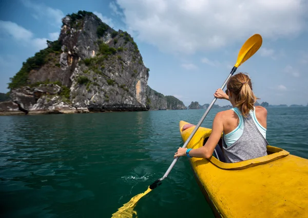 Woman with the kayak — Stock Photo, Image